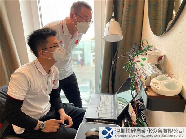 ABB電氣專家賽前指導(dǎo)選手進(jìn)行KNX調(diào)試.jpg