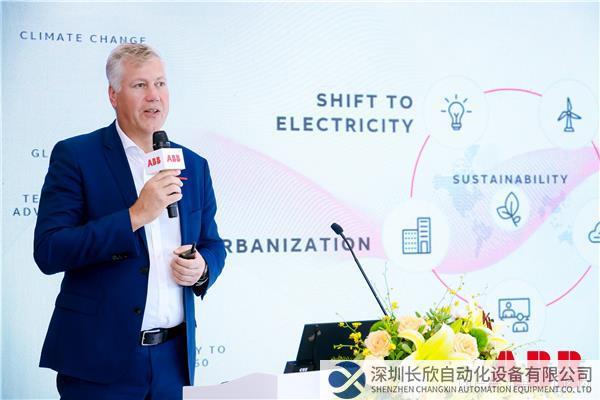 ABB集團(tuán)電氣全球總裁馬騰(Morten Wierod )進(jìn)行主題演講.jpg
