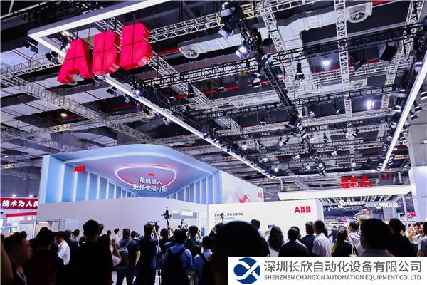 ABB機(jī)器人以“是機(jī)器人，更是無(wú)限可能”為主題亮相工博會(huì).jpg